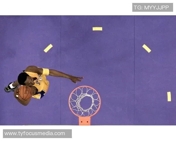 科比在对阵黄蜂时的经典扣篮瞬间回顾与精彩解析